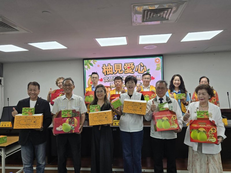 中秋月圓做公益　陳怡珍、青果西施攜手企業團體　力挺果農送文旦　助弱勢過佳節